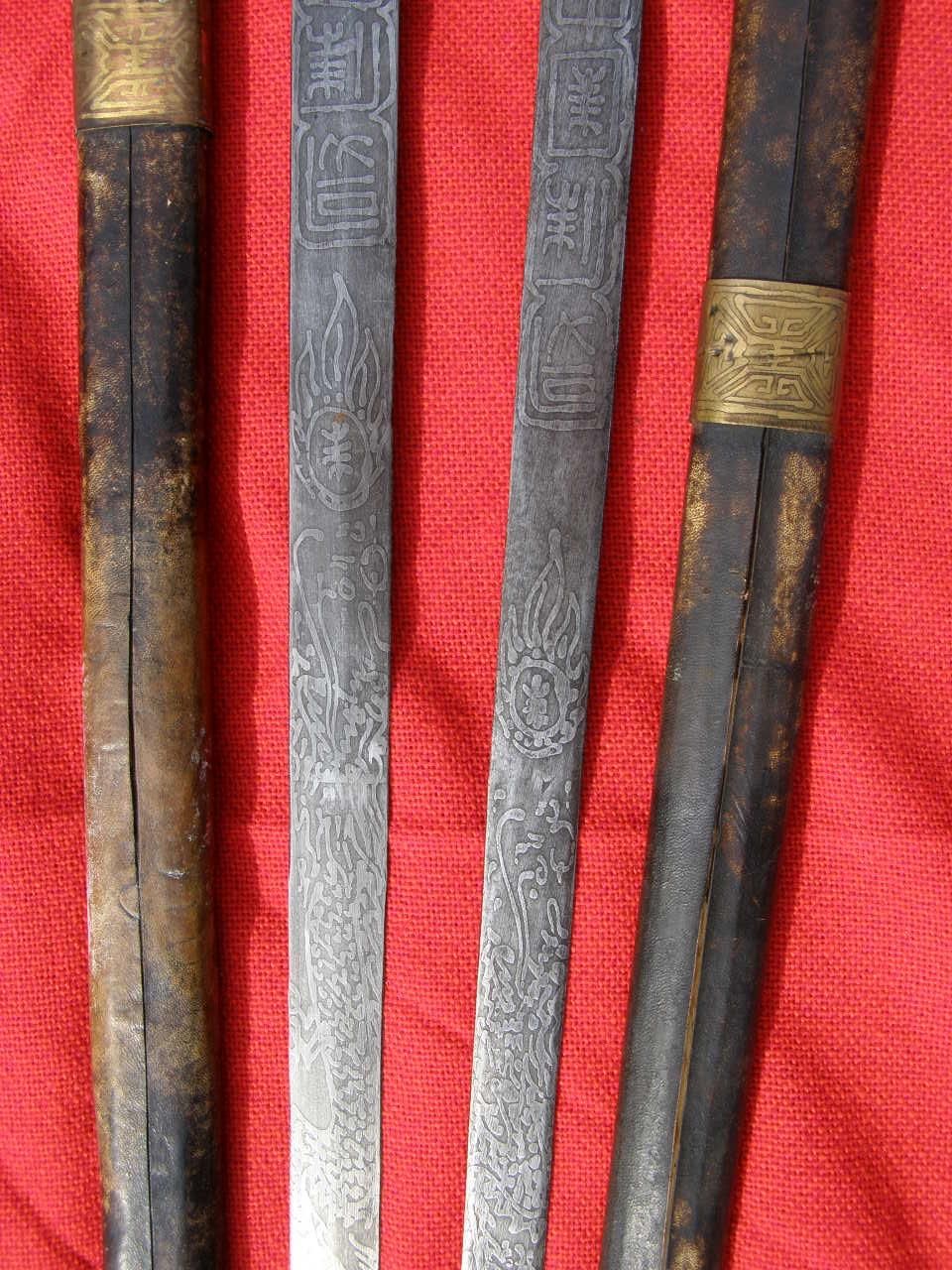 Replik: 2 Asiatische Kampfschwerter, ( Nepal?) Ätzung