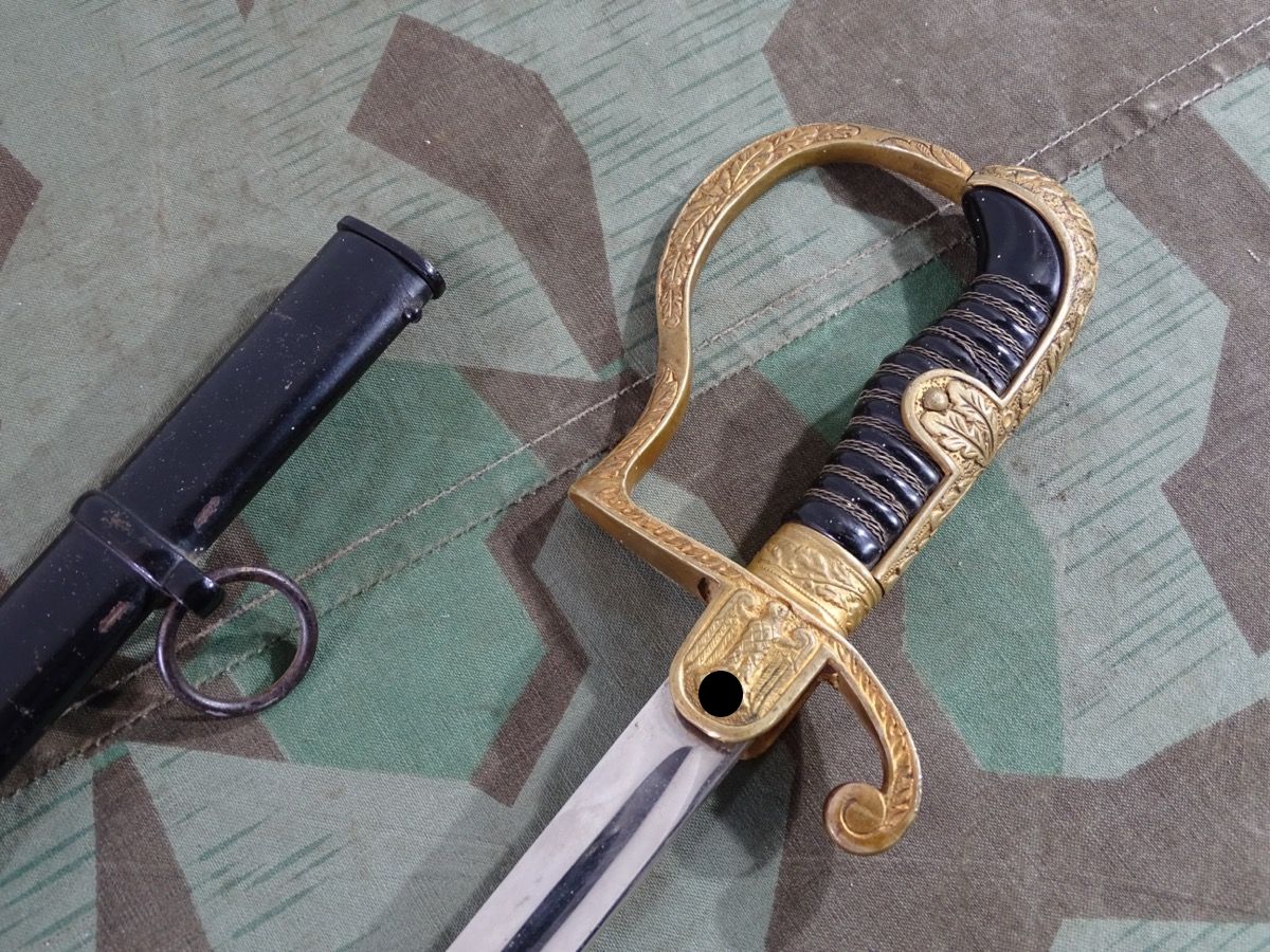 Heeresoffizierssäbel WKC Solingen, Buntmetallgriffstück, vergoldet, sehr schöner Zustand.  Heeresoffizierssäbel WKC Solingen, Buntmetallgriffstück, vergoldet, sehr schöner Zustand.