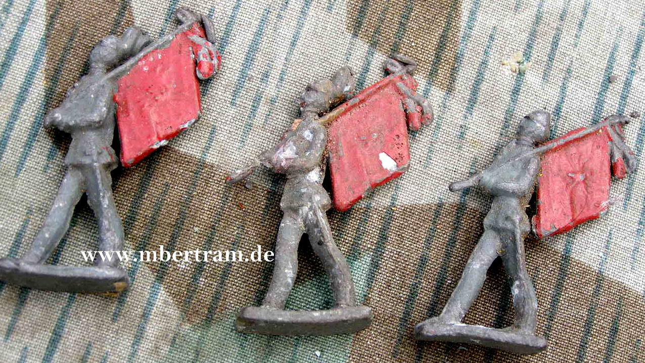 3 preußische Zinnsoldaten. Zusammengehöriges Set