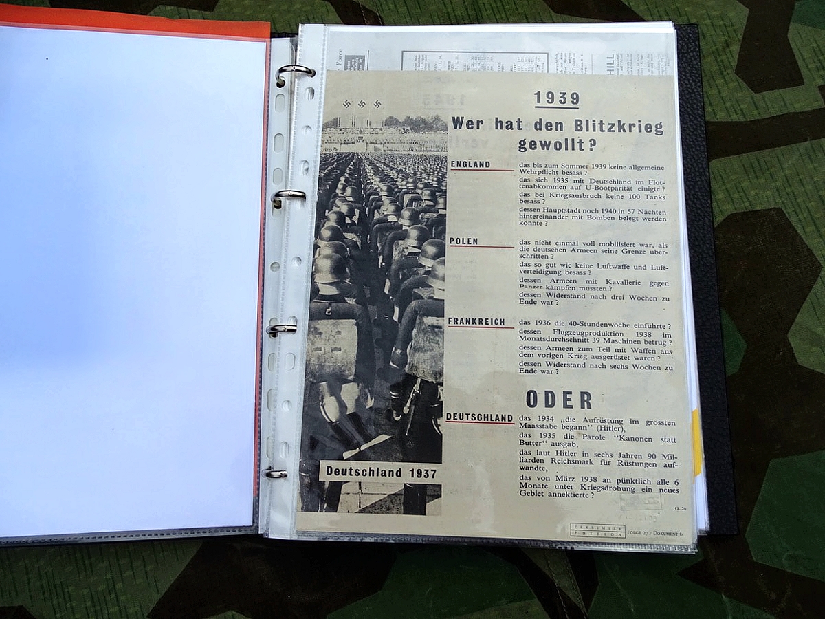 Ordner mit Allierten Abwurf Propaganda Flugblättern des 2. Weltkriegs, 17 Original, 10 Kopie Ordner mit Allierten Abwurf Propaganda Flugblättern des 2. Weltkriegs, 17 Original, 10 Kopie