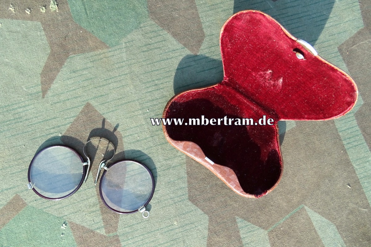 Brille im Etui, sogen. Nasenzwicker um 1914.