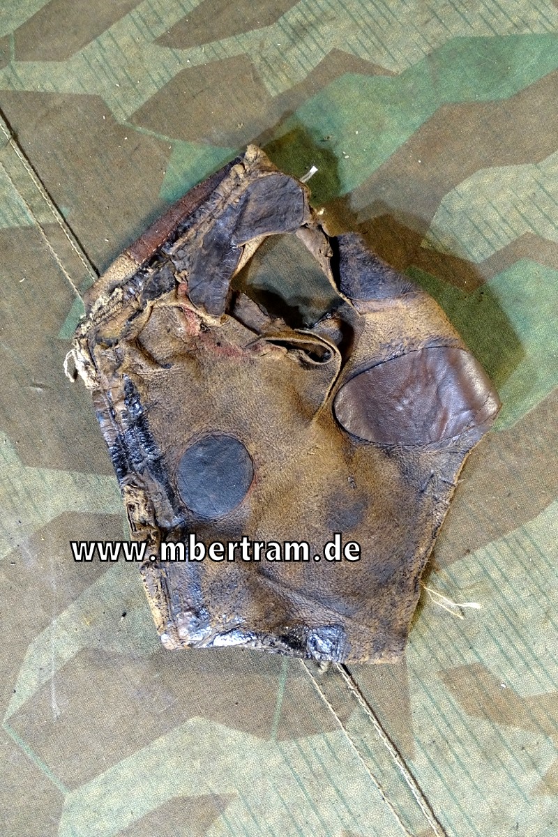 Leder von einer 1. Weltkriegs Gasmaske. Ohne Augenringe, Ventil, Riemen