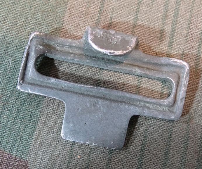 Wehrmacht, feldgrauer Gegenhaken/ Aluminiumgegenhalt für Lederkoppel , Hst: L&F