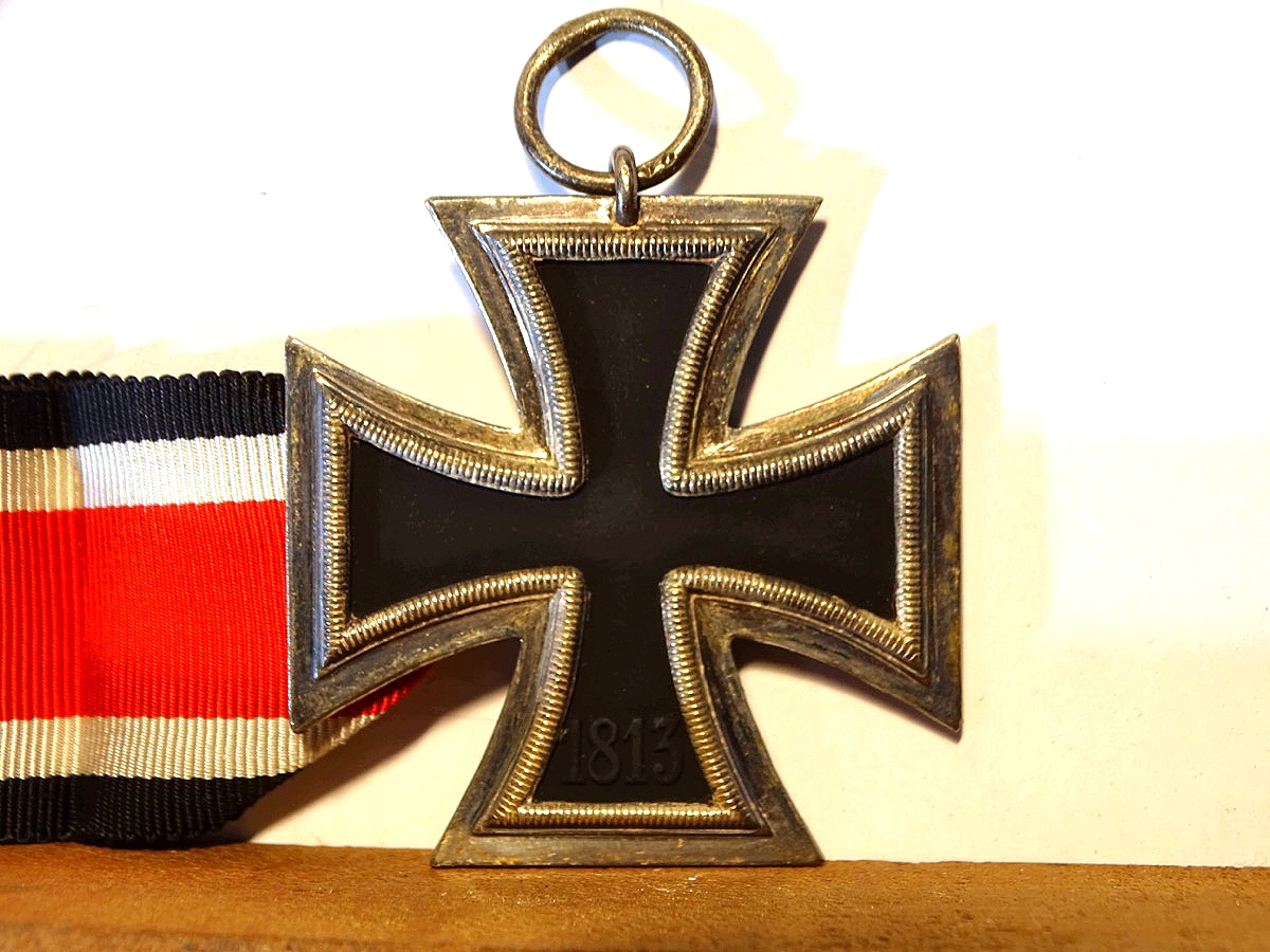 Eisernes Kreuz 2. Klasse 1939 mit Band, Herstellermarke 24, sehr schöne Erhaltung