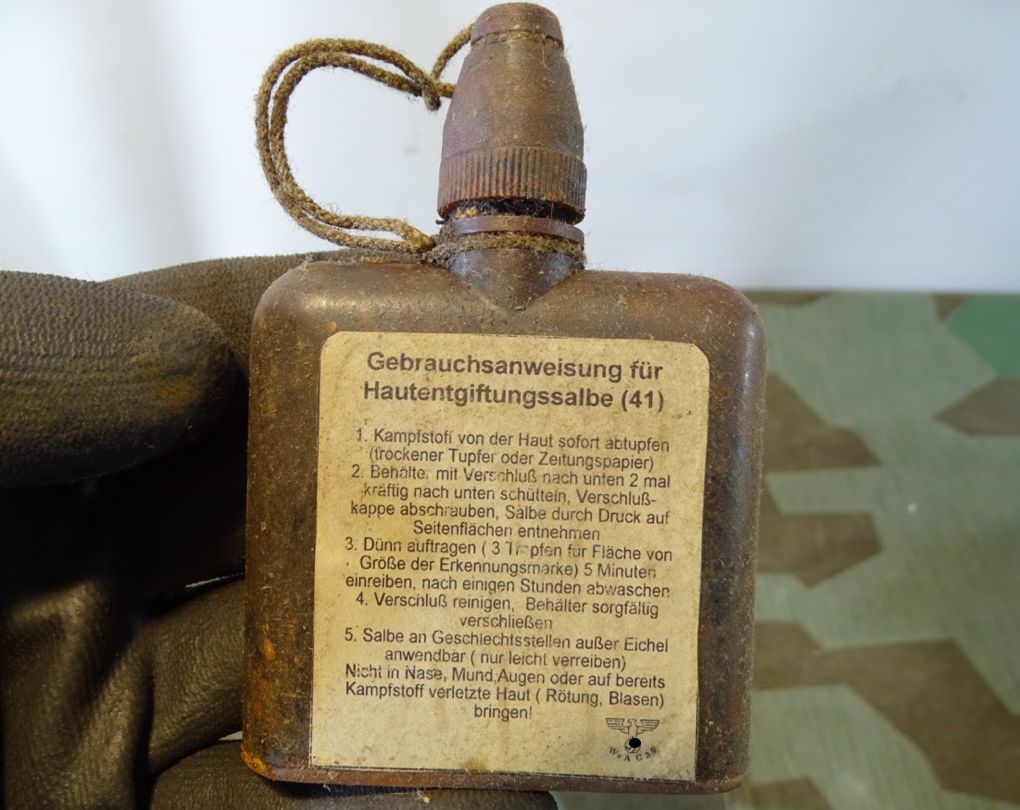 Braunes Bakelit Fläschchen Hautentgiftungssalbe 41, Herstellercode  ggh 1942 , gefüllt