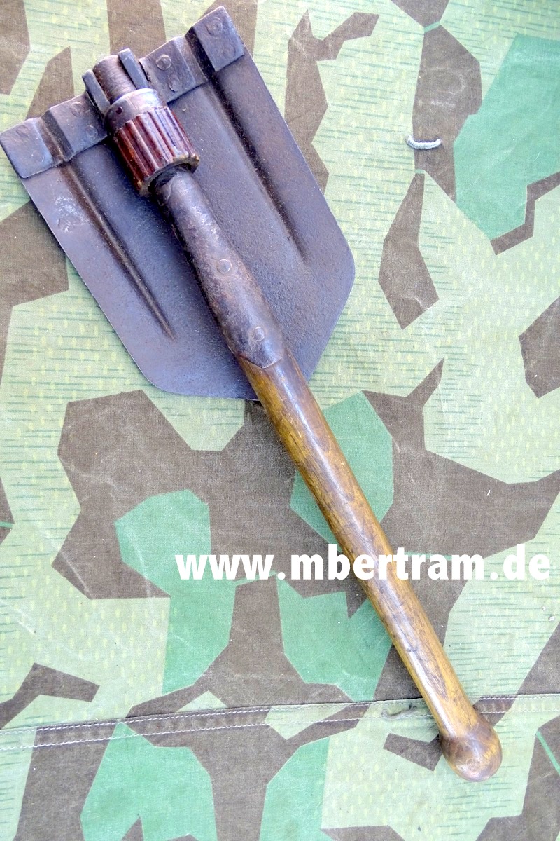 Wehrmacht Klappspaten mit Bakelitschraube mit Herstellermarke