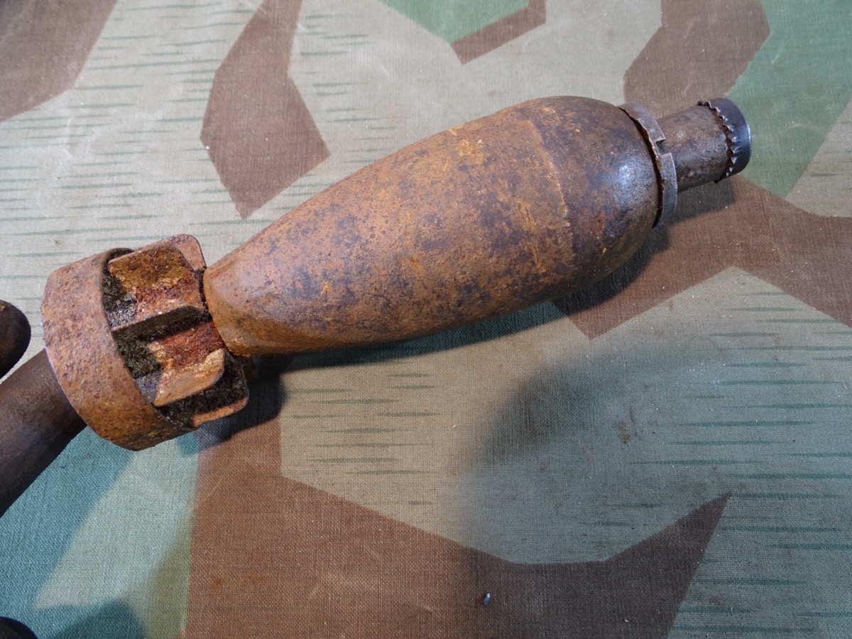 Wehrmachts Deko SD 1 ( 1kg) Fliegerbombe 2. WK mit Farbe und Zünder Wehrmachts Deko SD 1 ( 1kg) Fliegerbombe 2. WK mit Farbe und Zünder
