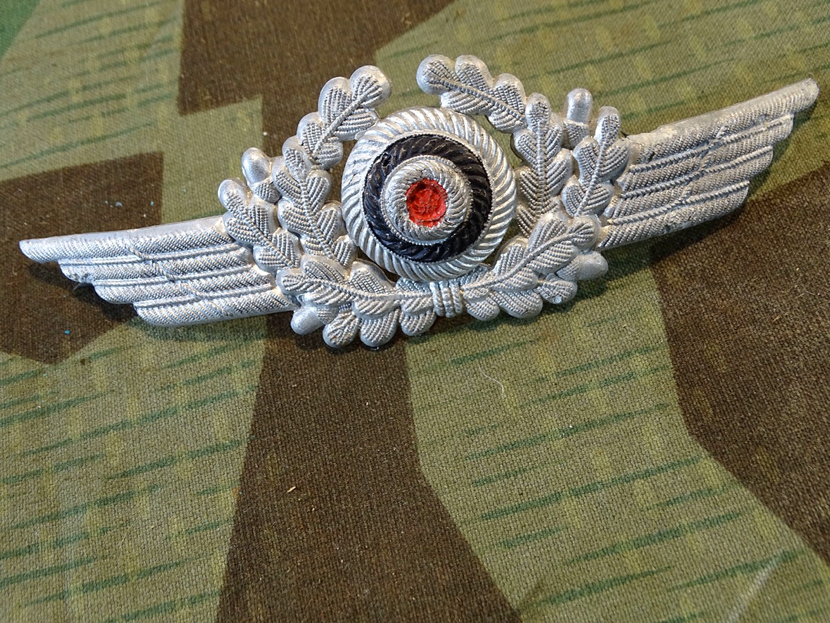 Schwinge mit Eichenlaub und Kokarde für Luftwaffen Schirmmütze, Alu
