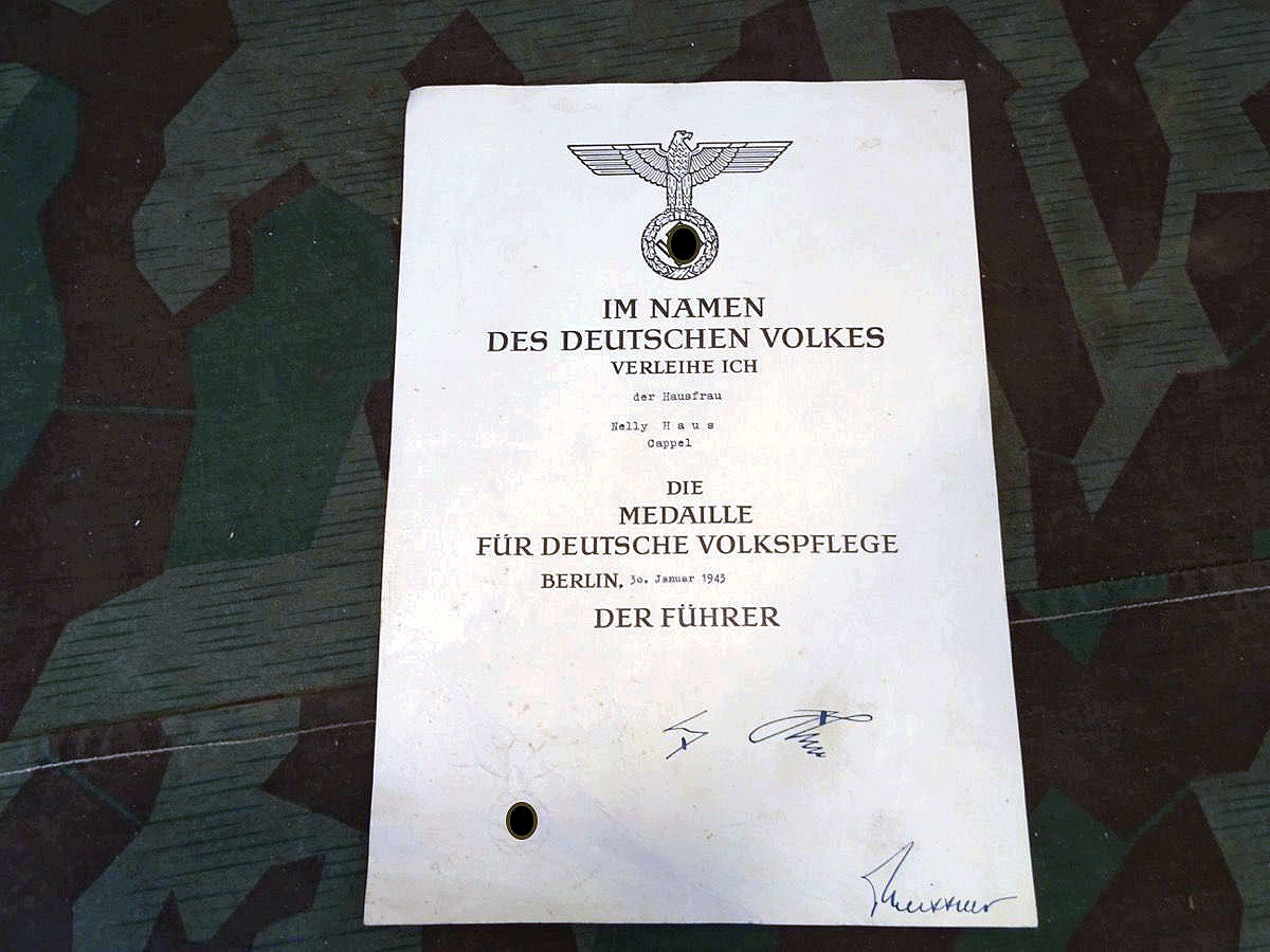 Urkunde zur Medaille für deutsche Volkspflege für Hausfrau Nelly Haus. 