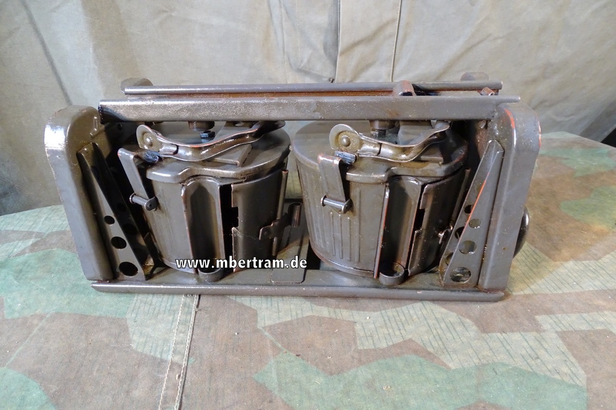 WH/W-SS, 2 Gurttrommeln MG 42/34 in Trage mit Herstellercodes , Feldgrau