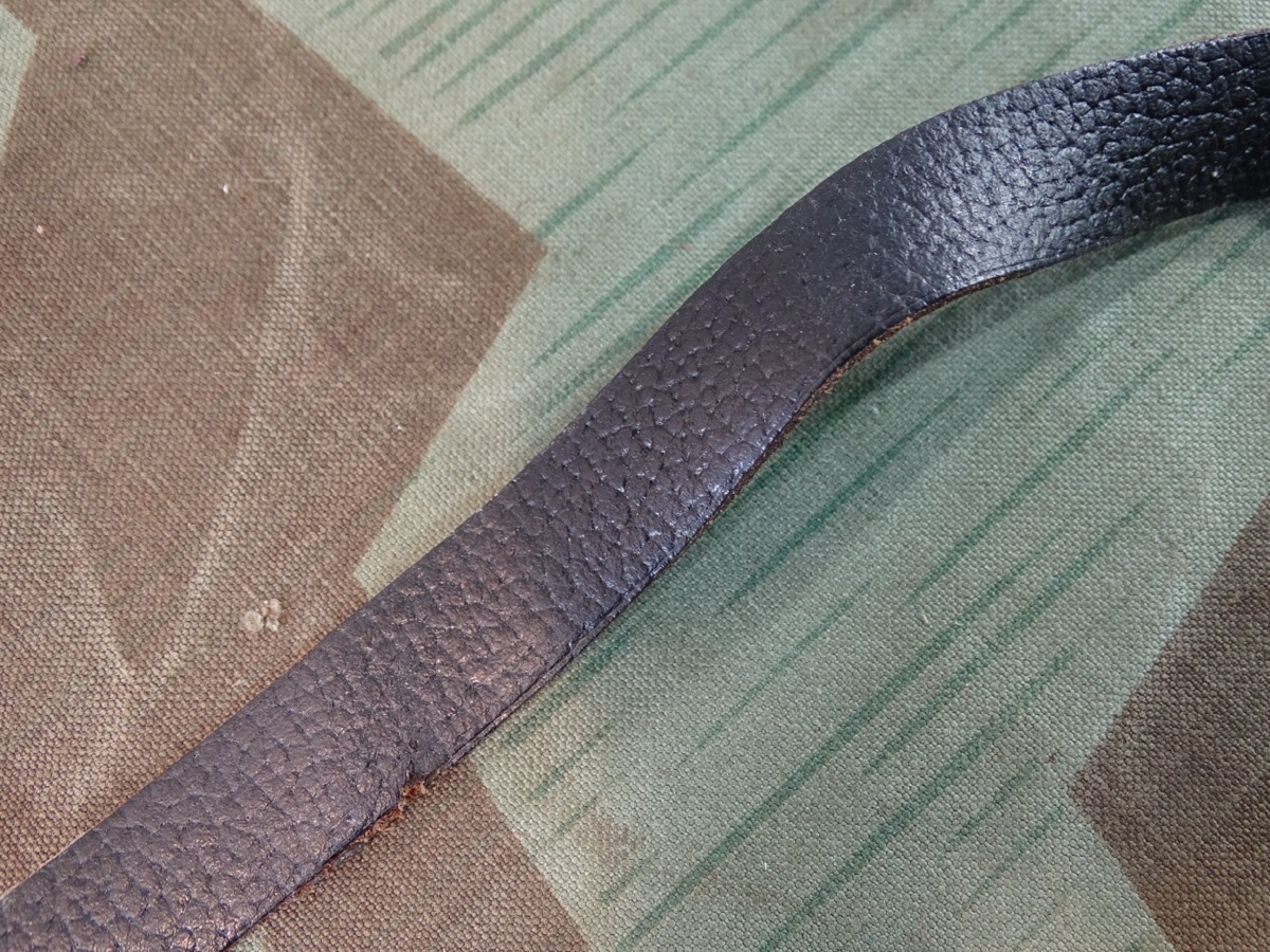 Stahlhelm Kinriemen, Wehrmacht, Eisenschließe, genarbtes Leder, gut beweglich. Stahlhelm Kinriemen, Wehrmacht, Eisenschließe, genarbtes Leder, gut beweglich.