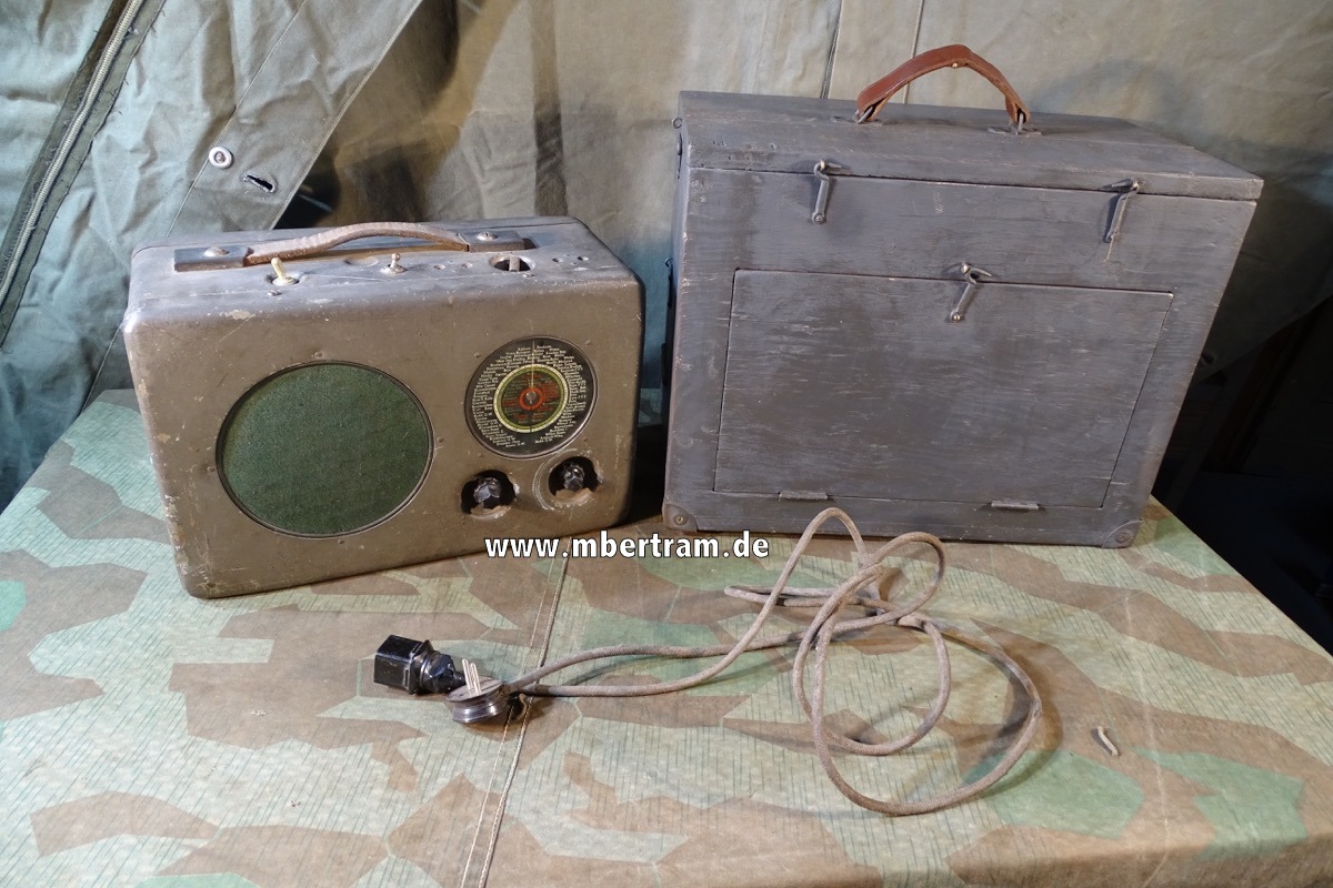 Wehrmacht Radio: Radione R 2 mit Typenschild, Kabel und Transportkoffer