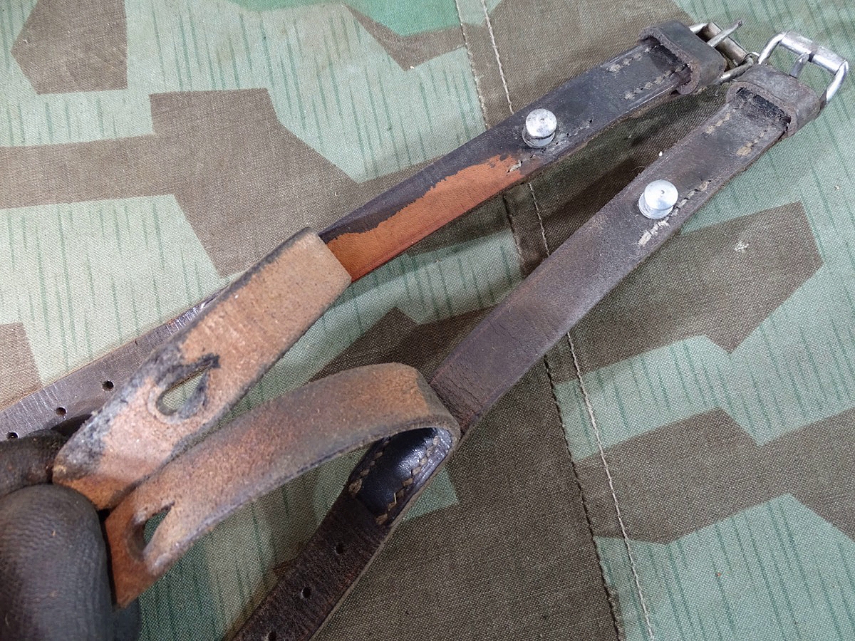 Pärchen schwarze Doppelpackriemen Wehrmacht, Hersteller Code - 1941