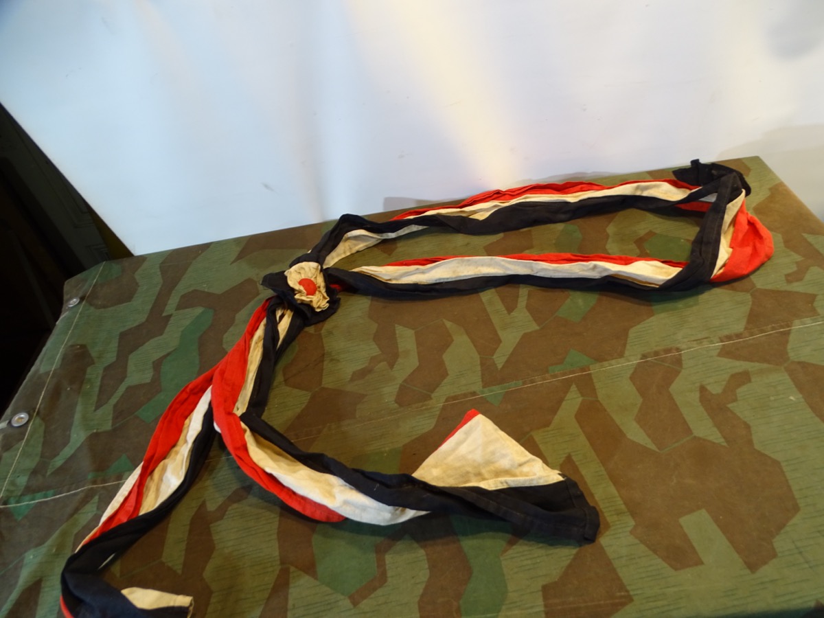 Patriotische Schärpe für Aufmärsche, 2 Rosetten , Reichsfarben schwarz/weiß/rot Patriotische Schärpe für Aufmärsche, 2 Rosetten , Reichsfarben schwarz/weiß/rot