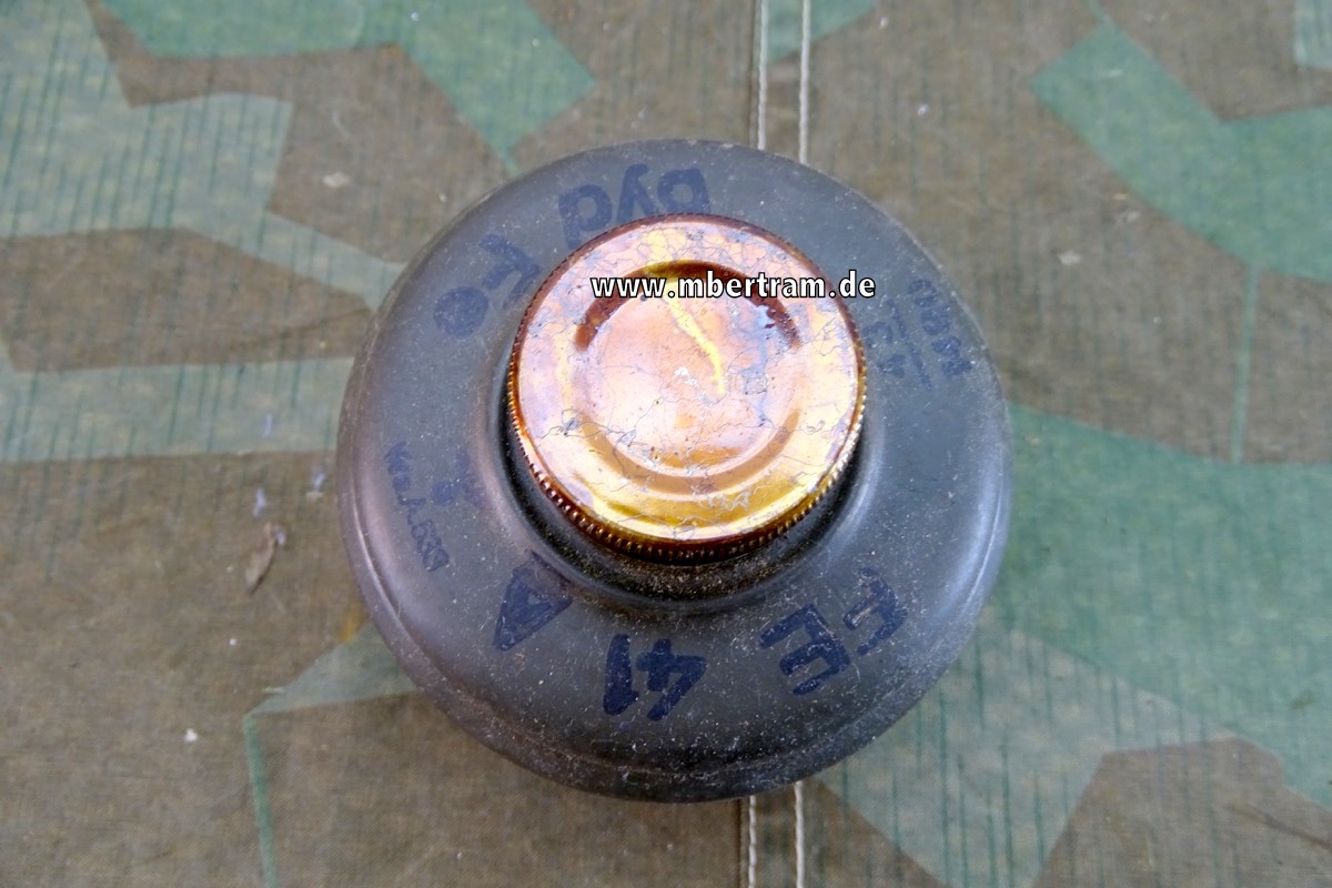 Gasmasken Filter FE 41 Wehrmacht, unbenutzt,  2 Verschlusskappen, 1943, "byd"