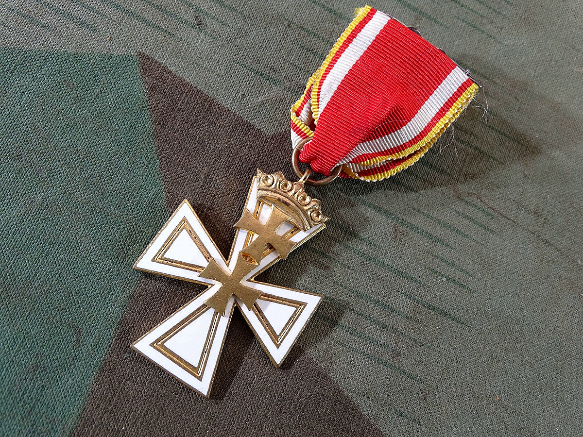 Danziger Kreuz 2. Klasse, vergoldet, emailliert, an Trageband mit Nadel.  Hst.: B.v.A Hülse Berlin. 
