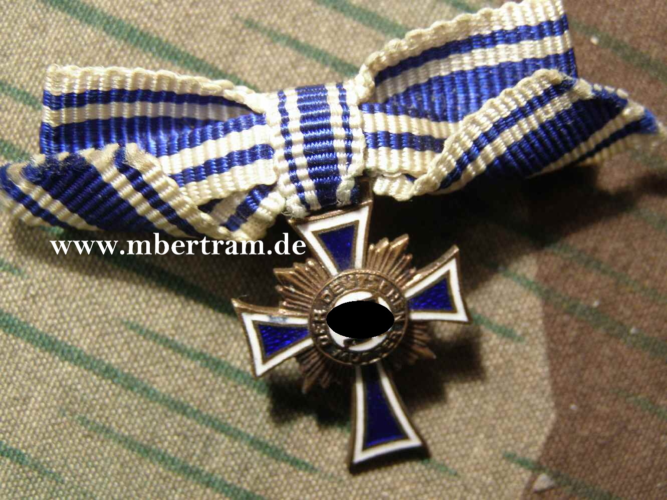 Mutterkreuz in Bronze mit Band, MINIATUR