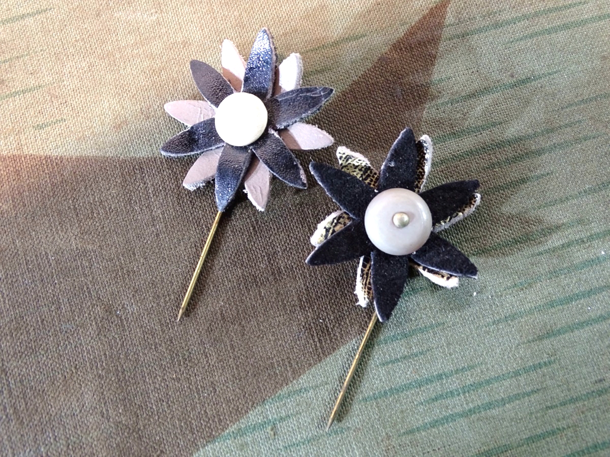 3 Reich, WHW Abzeichen : 2 Leder oder Kunstleder Blumen an Nadel 