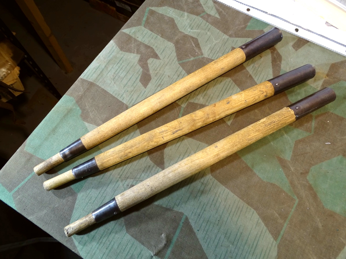 3 Zeltstöcke der Wehrmacht mit Hst. Code und Jahresmarke:  kup 1943