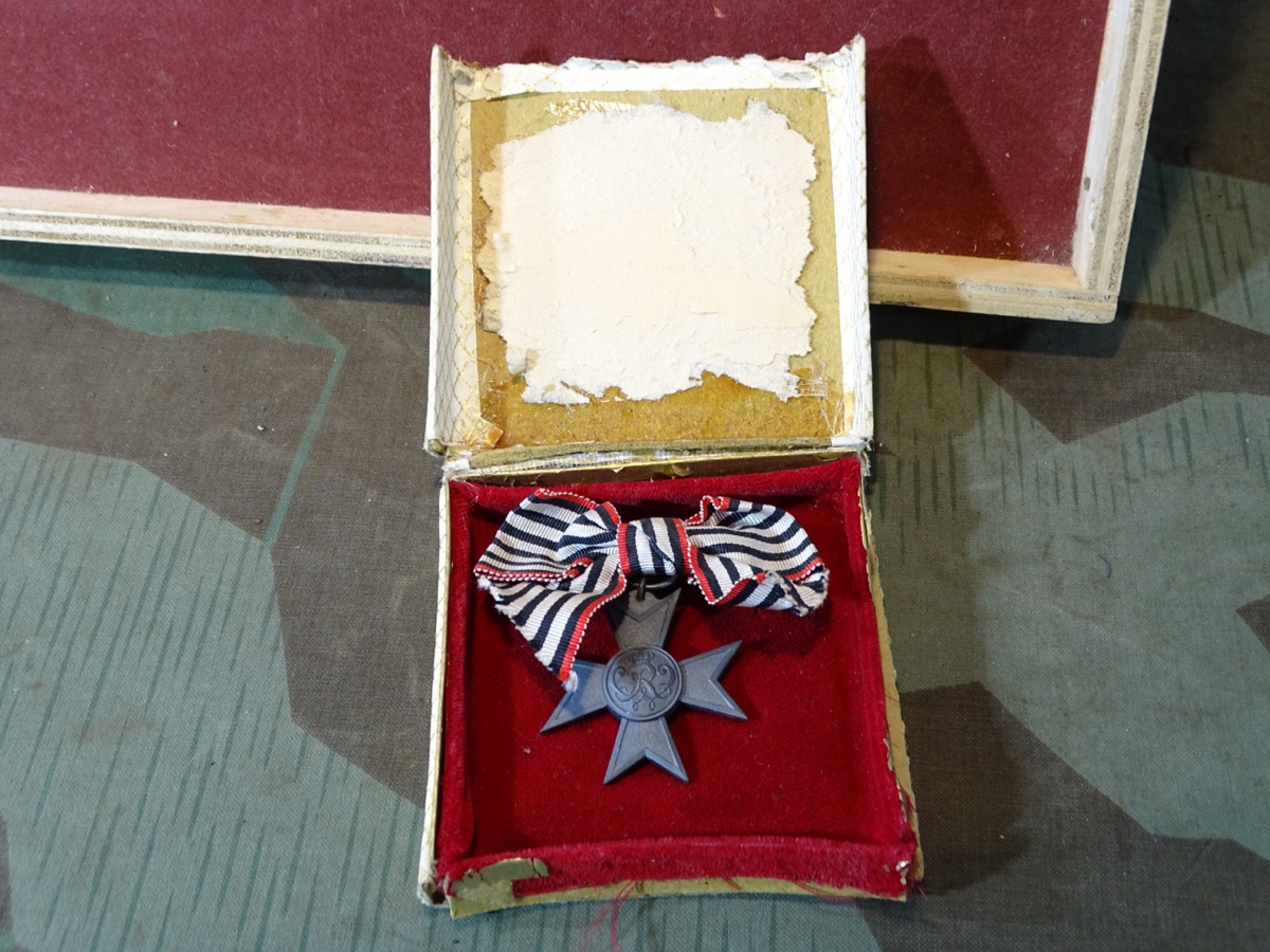 Kreuz für Kriegs Hilfsdienst Preussen an Damenschleife in altem Etui