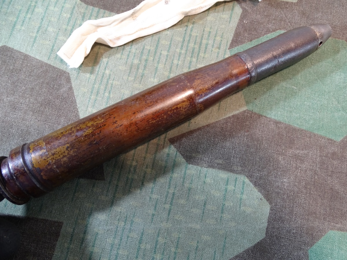 Deko-Patrone 2 cm Flak 38, lackierte Stahlhülse, Eisenzünder, Ladungssäckchen
