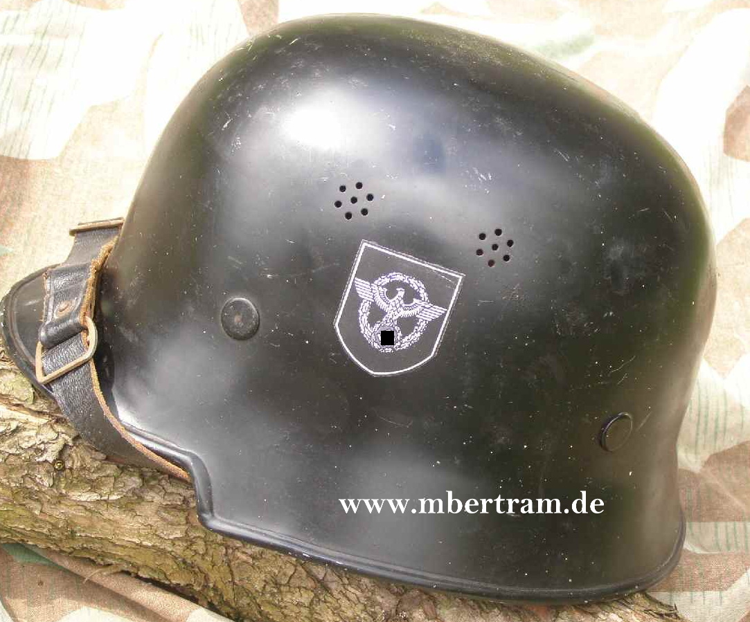 Original Feuerlöschpolizei Helm mit erneuerten Abzeichen.