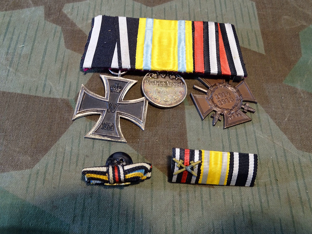 3er Ordensspange:t EK 2 1914, Fr.August Medaille Ehrenkr. f. Fr. Kpf 14-18 mit passender Bandspange u. -Schleife
