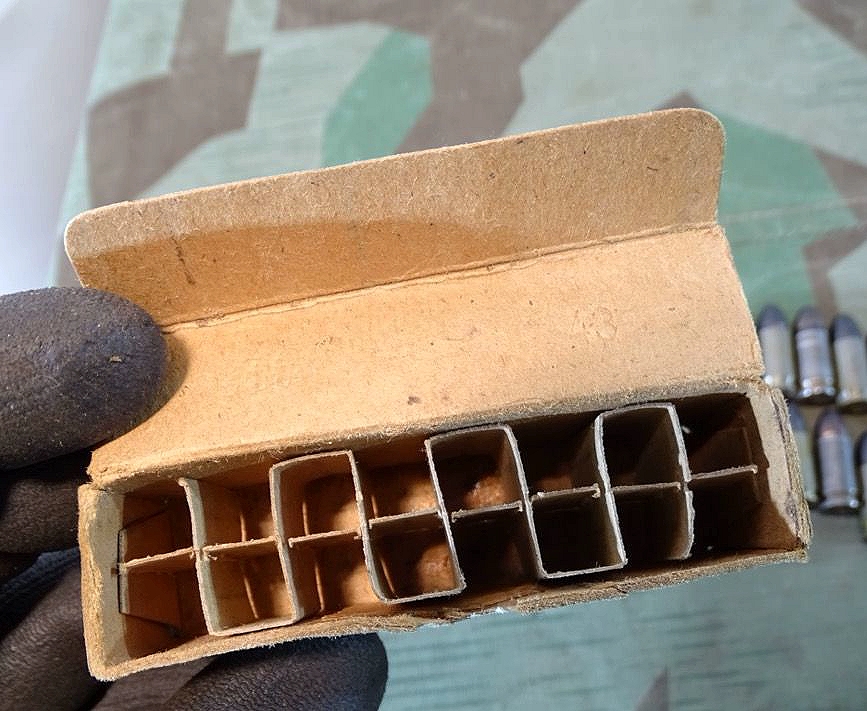 16 Deko Pistolen Patronen 08, Lackierte Stahlhülsen, alle von 1942/43, mit Originalschachtel, 2. Weltkrieg 