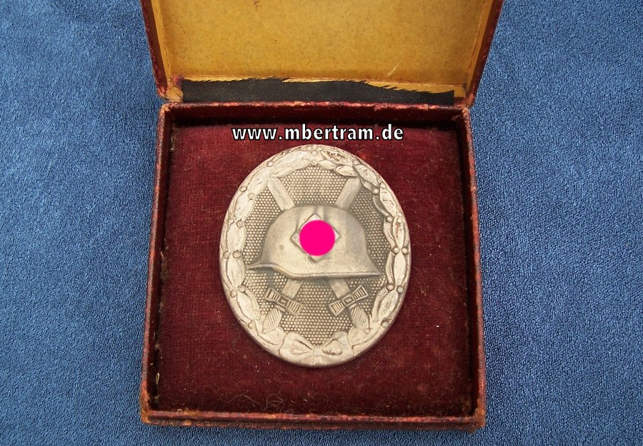 Verwundetenabzeichen silber Hersteller: "65" , komplett mit rotem Etui.