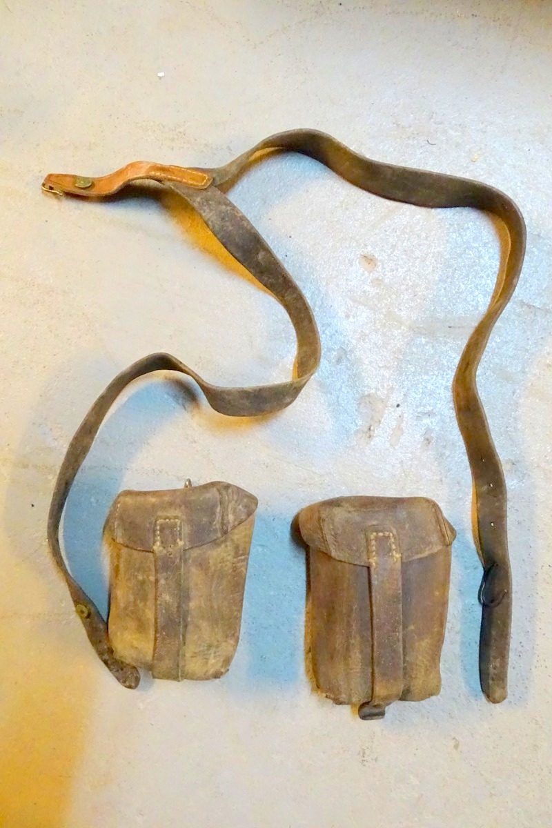 2 Magazintaschen für MG 30 (t) mit Y-Riemen und 3 Tragehaken,  Zustand 3