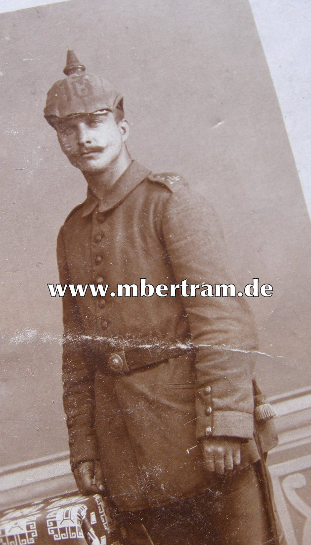2 Fotos Infanterist 1. WK, Pickelhaubenüberzug. Rgt. Nr. 16