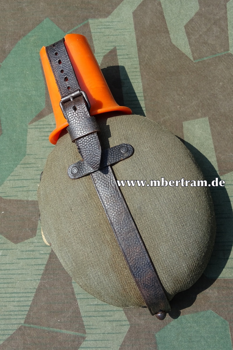 Feldflasche Wehrmacht, 1945, oranger Bakelit Becher, nrgl.