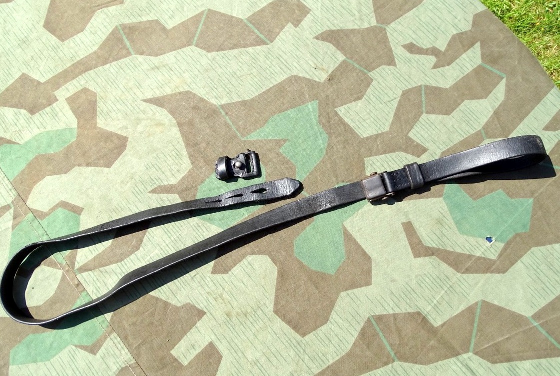 K 98 Gewehr Riemen, dunkles Leder, mit Metallschieber, Frosch und Lederöse