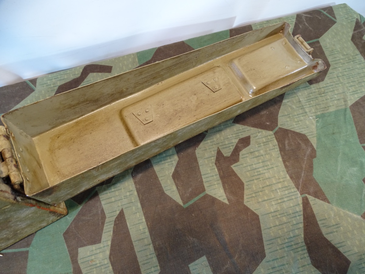 MG 34/ MG 42 Waffenmeister Patronenkasten 34, lehmgelb, "P" mit WaA 1941 mit 2 Waffenölkanistern. MG 34/ MG 42 Waffenmeister Patronenkasten 34, lehmgelb, "P" mit WaA 1941 mit 2 Waffenölkanistern.