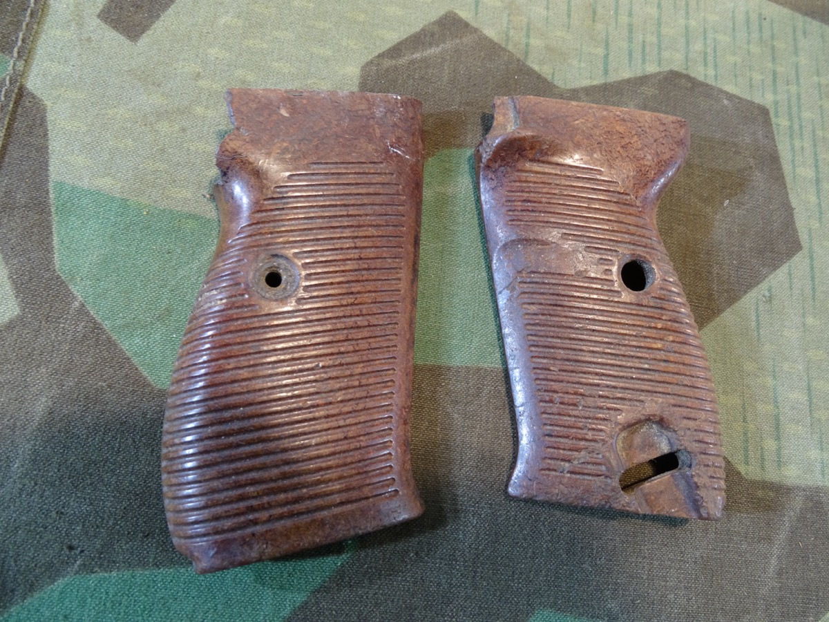 Pärchen originale Bakelit Griffschalen für Wehrmachts  P 38 Pistole von Bodenfund
