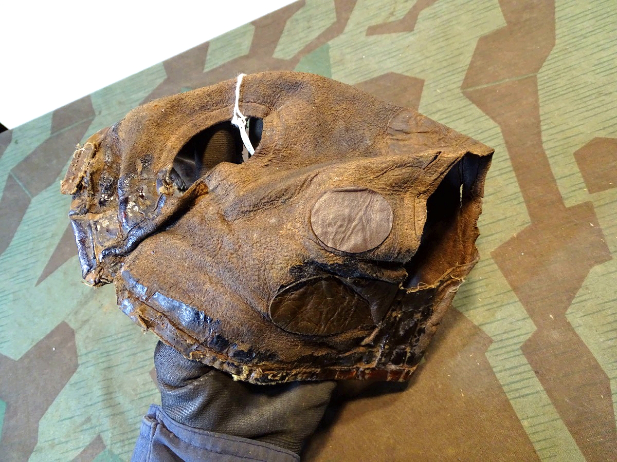 Leder von einer 1. Weltkriegs Gasmaske. Ohne Augenringe, Ventil, Riemen