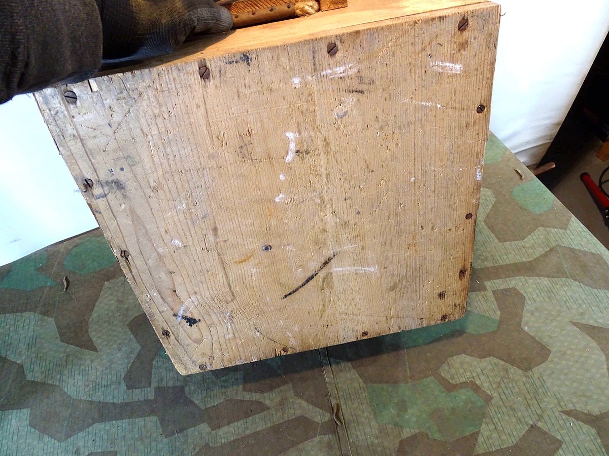 20643-4 Wehrmachts Holz Munitionskiste oder Zünderkiste, Etikett: bda März 1945