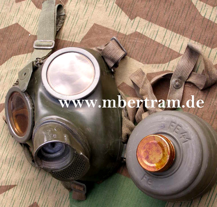 WH, GRÜNE GASMASKE M 38 VON 1942 MIT FILTER "FE 41"