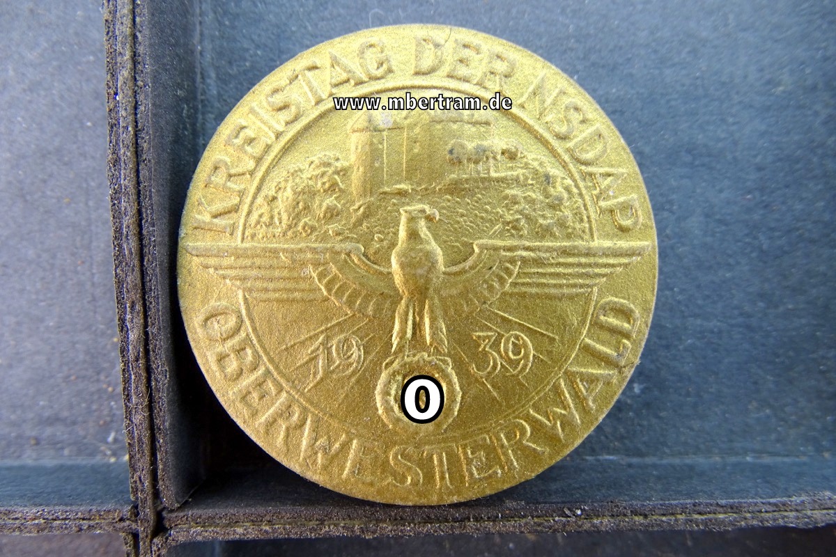 Treffabzeichen: " Kreistag der NSDAP Oberwesterwald", Kunststoff, golden lackiert