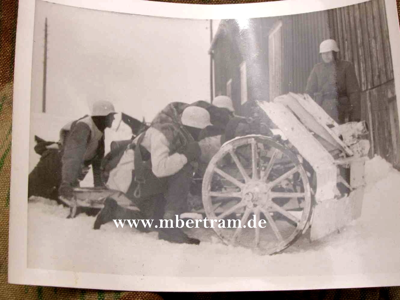 Deutsches Feldgeschütz mit Artilleristen in Wintertarnung