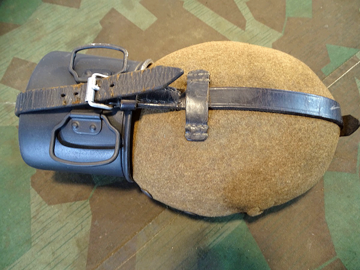 Wehrmacht, frühe Alu Feldflasche mit schwarzem Alu Trinkbecher, Hersteller  " SMM 37" 