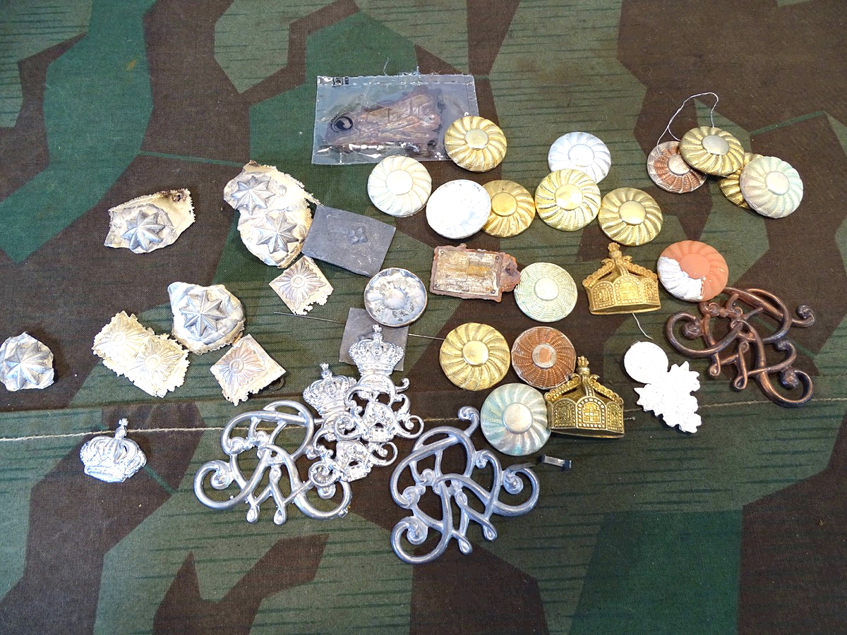Über 40 Teile für Bastler, galvanische Kopien, Husarenknöpfe, Monogramme, Kronen etc. 
