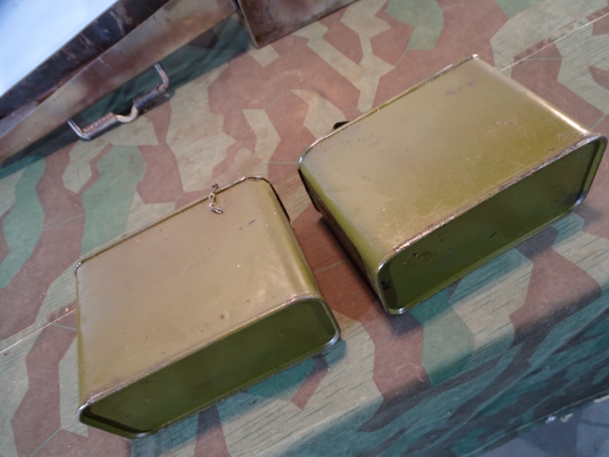 MG 34/42 Waffenmeister Patronenkasten 34 "P" mit WaA mit 2 Waffenölkanistern. MG 34/42 Waffenmeister Patronenkasten 34 "P" mit WaA mit 2 Waffenölkanistern.