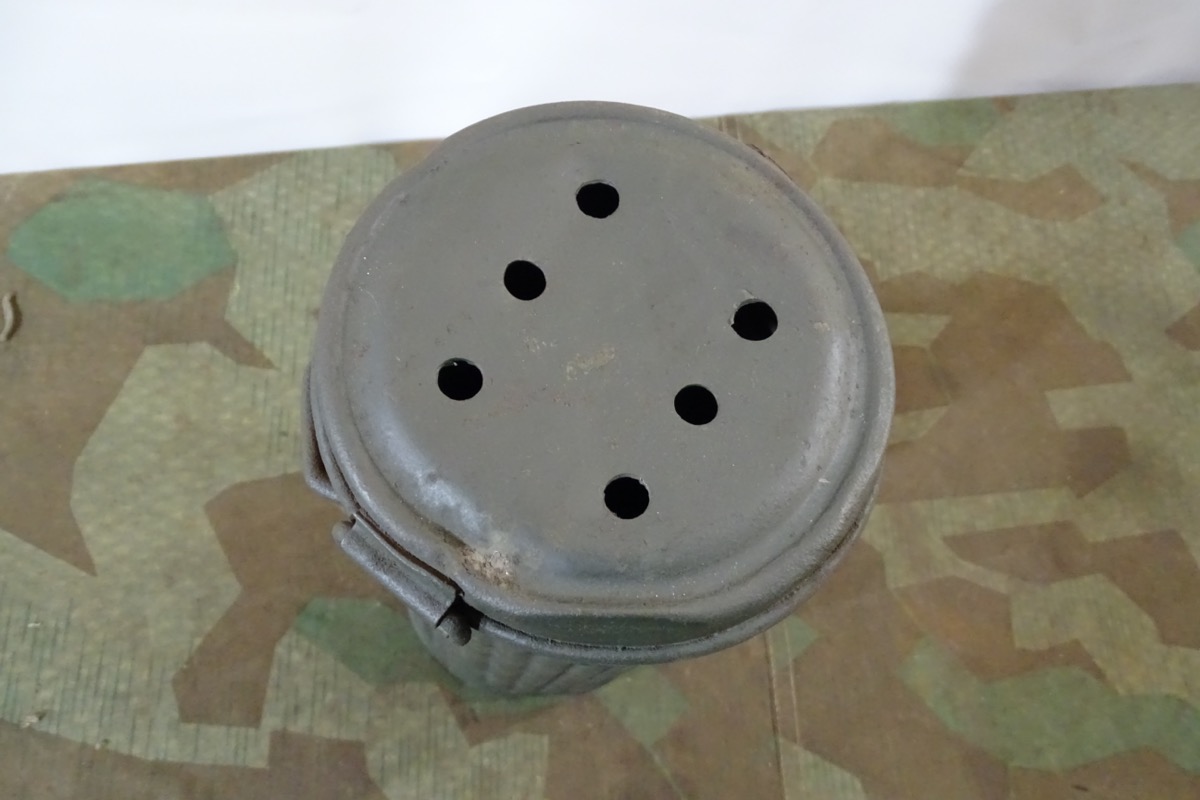 Wehrmachts Gasmaskendose, umgebaut zur Streudose