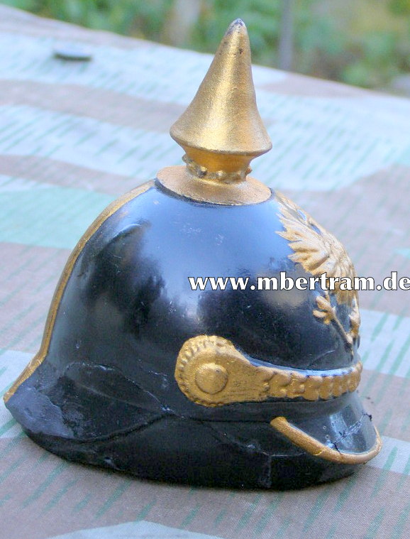 Tintenfässchen in Form einer Pickelhaube um 1916