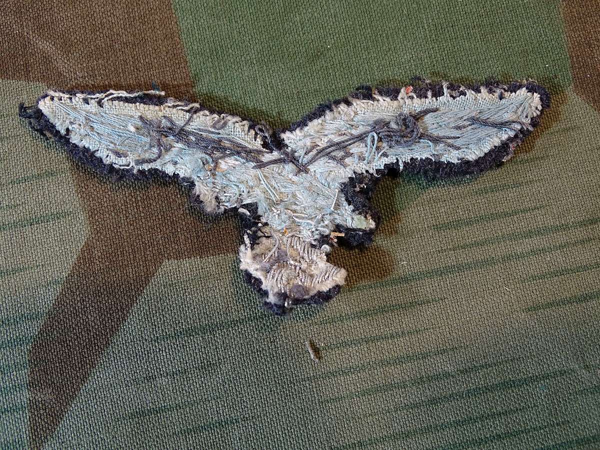Brustadler für Offiziere der Luftwaffe. Stärker getragenes, von der Uniform abgetrenntes Original 