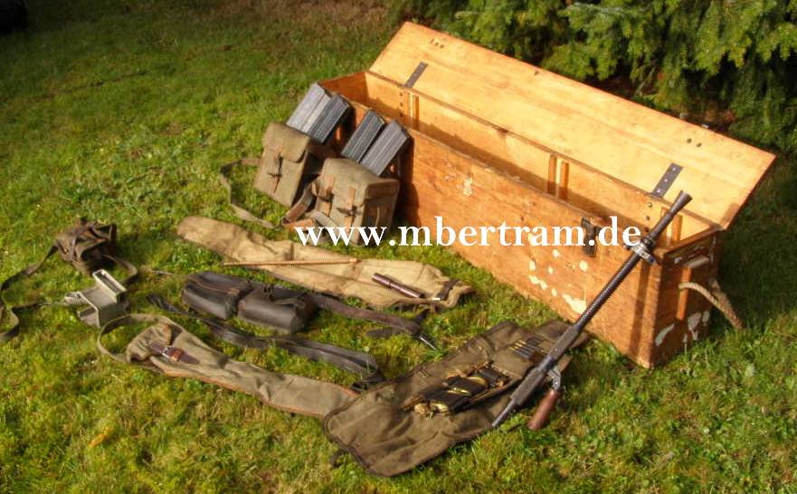 Original MG 30 ( t) Waffenkiste mit umfangreichem Zubehörsatz