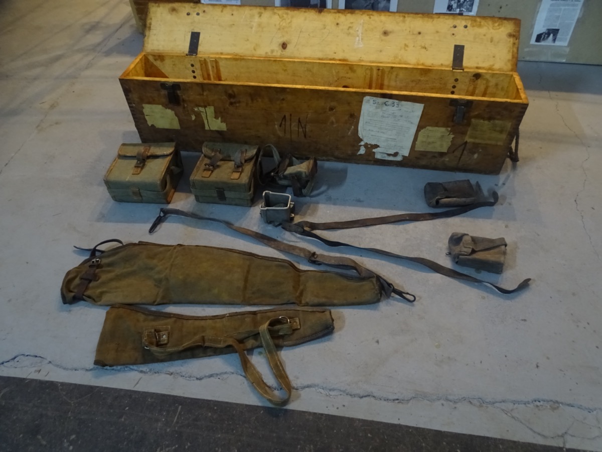Original MG 30 ( t) Waffenkiste mit umfangreichem Zubehörsatz