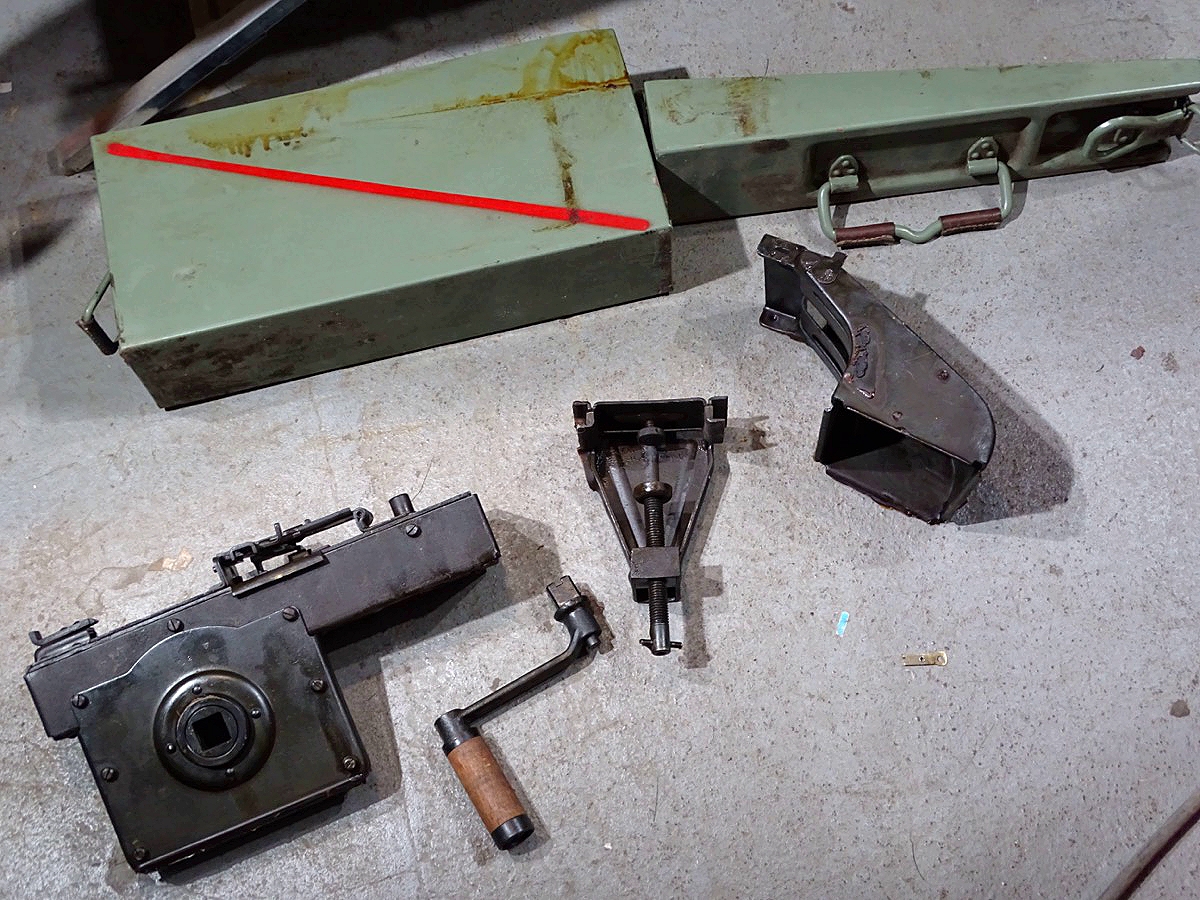 Gurtlader/ Gurtfüller 34 in Gurtkasten mit rotem Streifen für MG 42/53, baugleich mit Wehrmacht