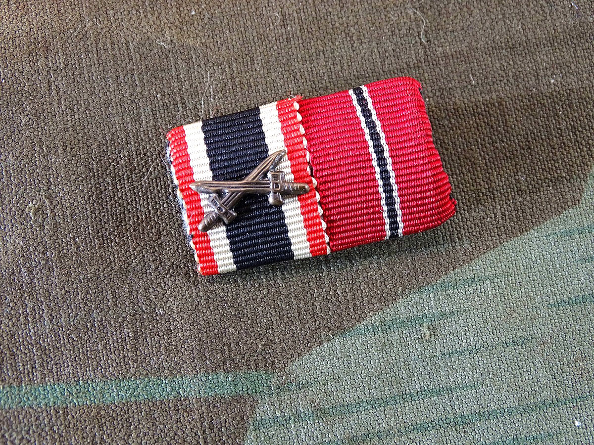 2er Bandspange, Kriegsverdienst Kreuz 2. Klasse 1939 mit Schwertauflage, Ostmedaille